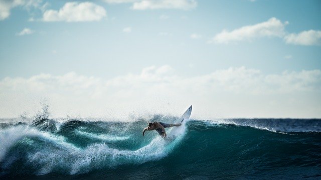 Read more about the article What to prefer and what to avoid while looking for a surfing swimwear?