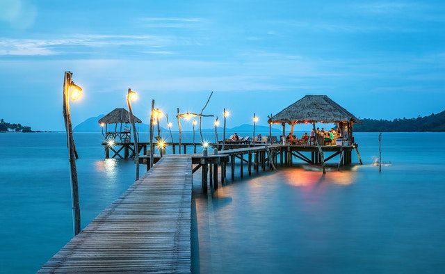 Read more about the article Why Should You Choose Overwater Bungalows for Your Honeymoon?